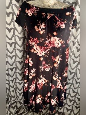 SIZE 2 TORRID midi off the shoulder floral dress , soooo softttttttt 💖